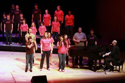 Jeremy Schonfeld and students Photo